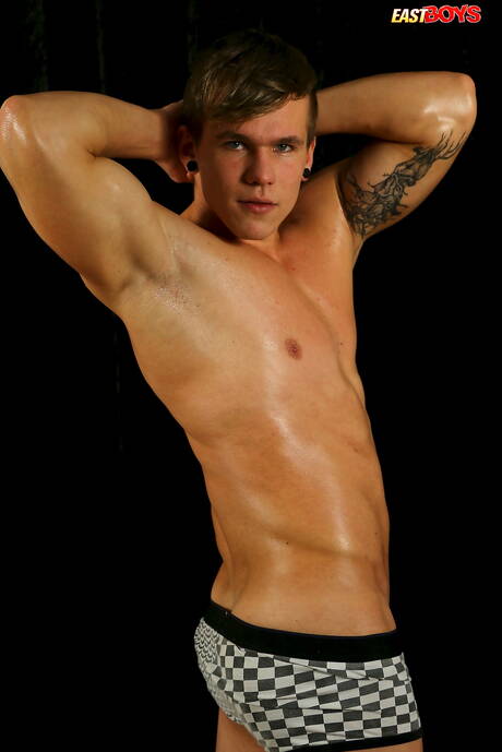 Beefy Brody shows a perfect body