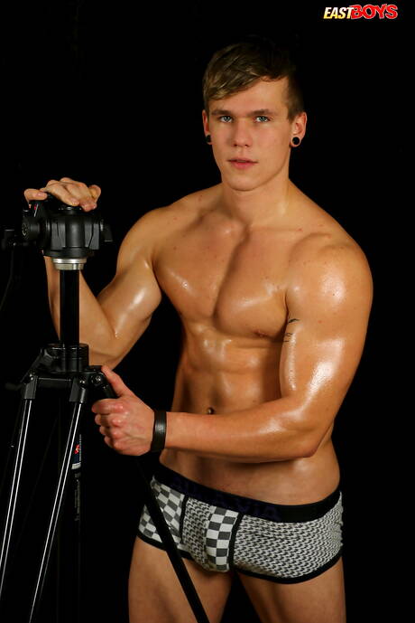 Beefy Brody shows a perfect body