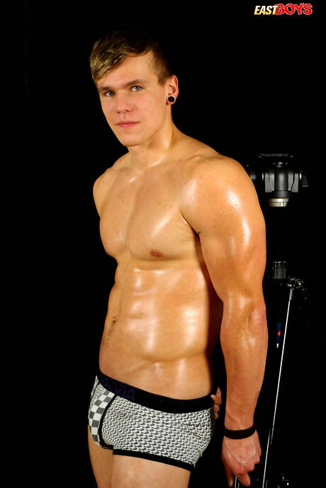 Beefy Brody shows a perfect body