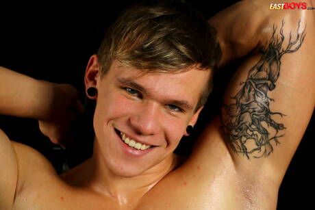 Beefy Brody shows a perfect body