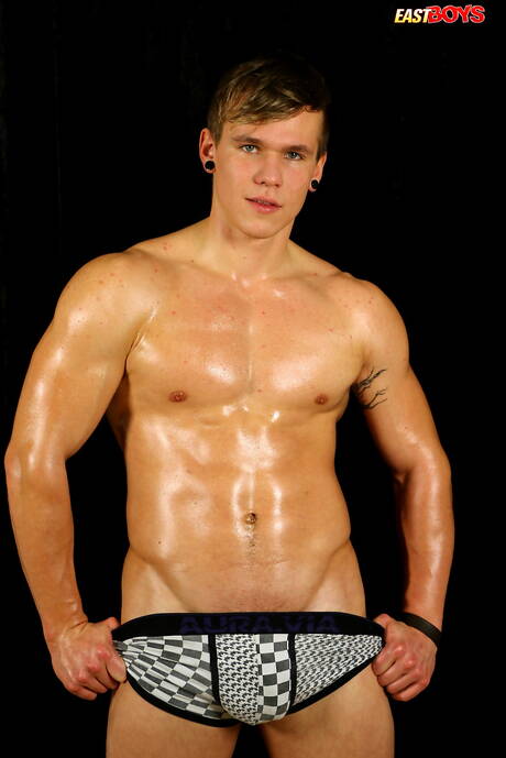 Beefy Brody shows a perfect body