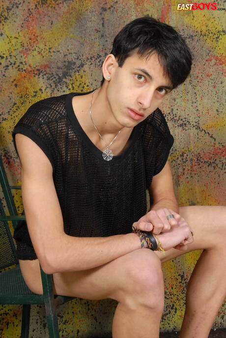 Le jeune Darren se déshabille et montre son joli cul