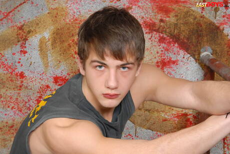 ホットなトゥインクのアラステアが服を脱いでお尻を見せる