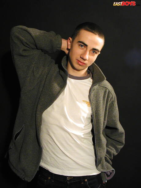 Hete twink Perry speelt met pik