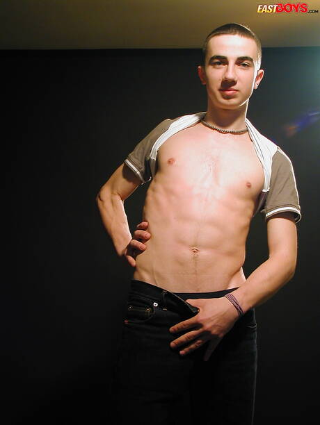 Hete twink Perry speelt met pik