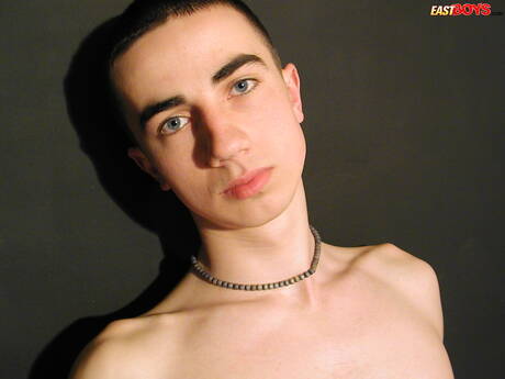 Hete twink Perry speelt met pik