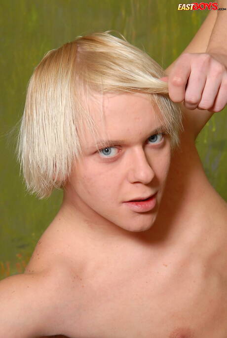 Heißer Twink Rory Foster masturbiert