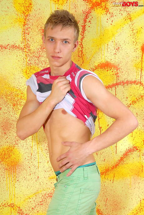 Knappe jongen Bradley laat een perfect lichaam zien