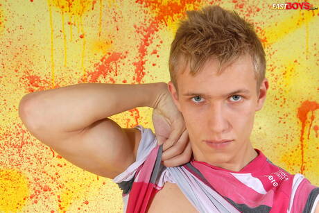 Knappe jongen Bradley laat een perfect lichaam zien