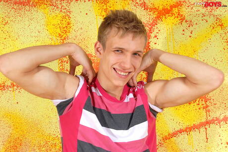 Knappe jongen Bradley laat een perfect lichaam zien