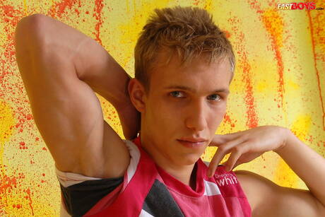 Knappe jongen Bradley laat een perfect lichaam zien