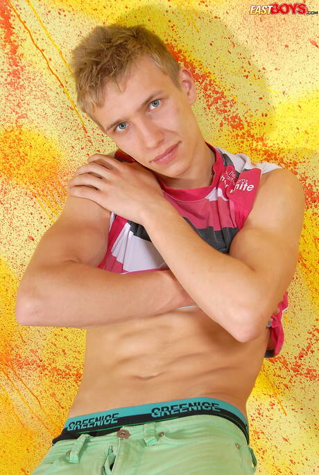 Knappe jongen Bradley laat een perfect lichaam zien