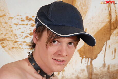 Hete twink Freddie poseert naakt