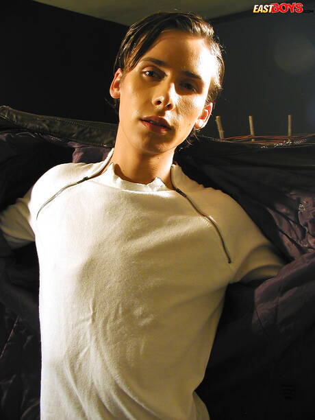 Il giovane ragazzo Victor si masturba il cazzo