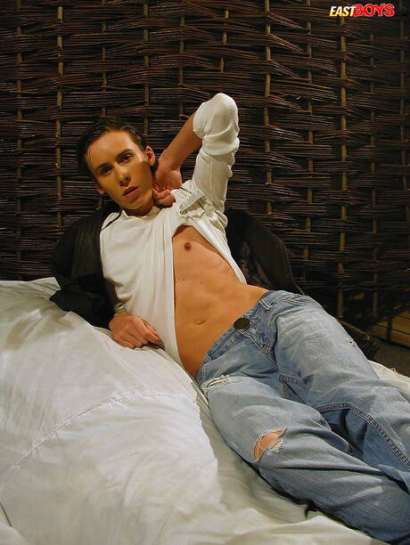 Il giovane ragazzo Victor si masturba il cazzo