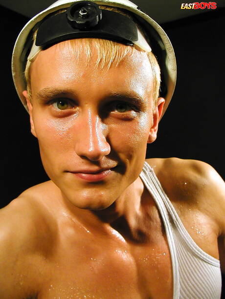 East Boys: 帥哥亞歷山大裸體擺造型，露出臀部