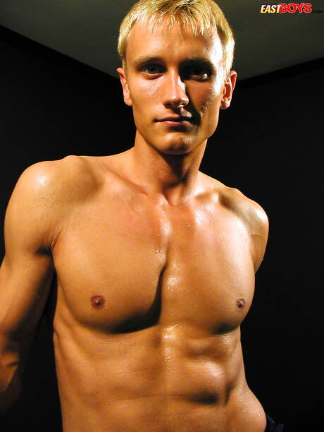 Le beau gosse Alexander pose nu et montre ses fesses