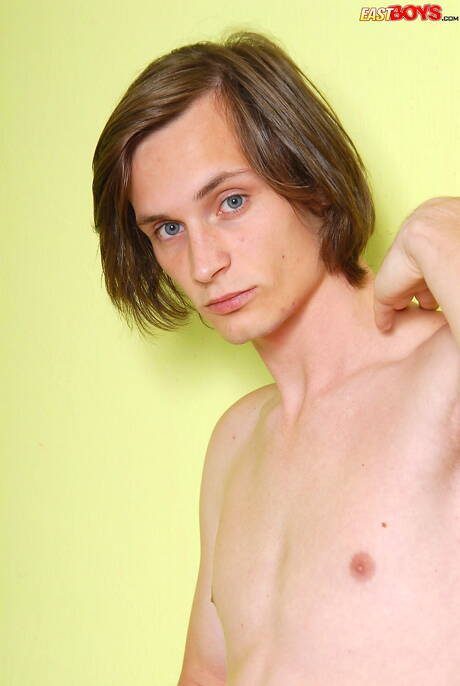 Twink Conrad posando desnudo y mostrando su culo caliente