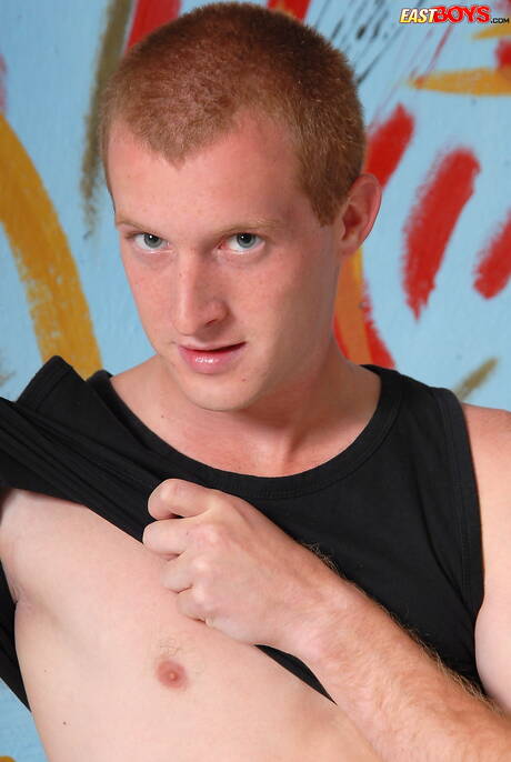 Mooie jongen Julius poseert naakt en laat zijn mooie kont zien