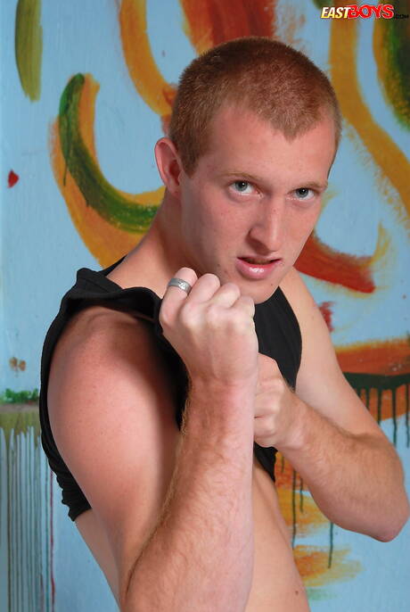 아름다운 소년 줄리어스가 누드 포즈를 취하고 멋진 엉덩이를 보여주고 있습니다.