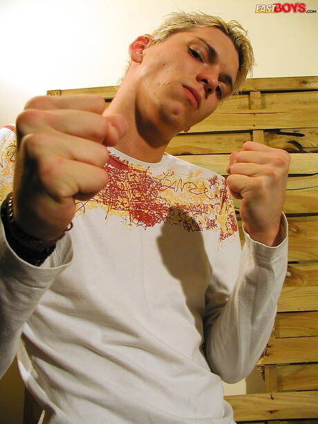 Le minet chaud Elliott se branle la bite