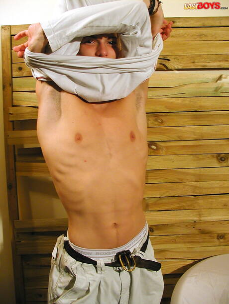 Le minet chaud Elliott se branle la bite