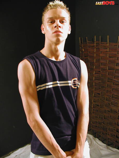 性感小夥Aaron脫光衣服，露出漂亮的屁股