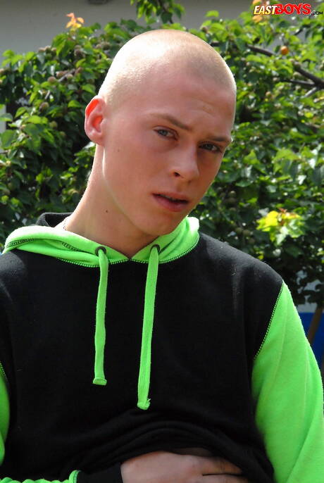 Jonge jongen Alfie toont een perfect lichaam in het zwembad