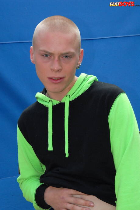 Jonge jongen Alfie toont een perfect lichaam in het zwembad