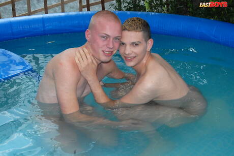 Jonge jongen Alfie toont een perfect lichaam in het zwembad