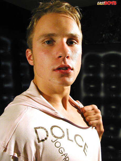 Harry costaud joue avec sa bite