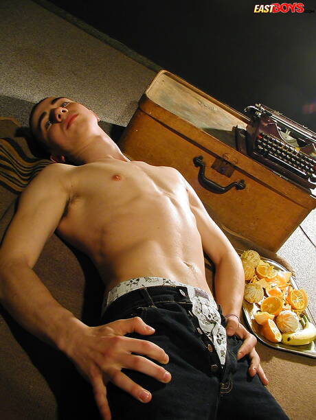 Knappe jongen Perry masturbeert