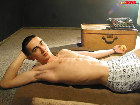 Knappe jongen Perry masturbeert