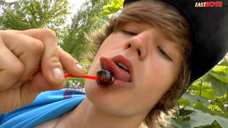 Der junge Tscheche Antony Carter spielt draußen mit seinem Schwanz