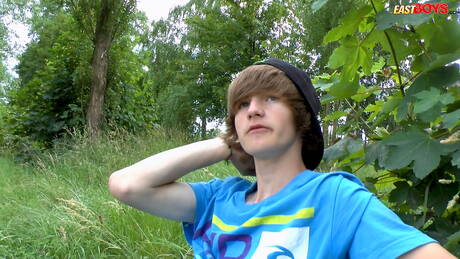 Der junge Tscheche Antony Carter spielt draußen mit seinem Schwanz