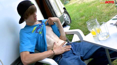 Der junge Tscheche Antony Carter spielt draußen mit seinem Schwanz