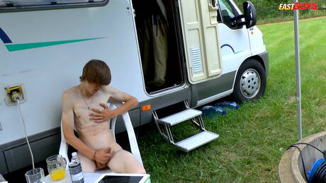 Der junge Tscheche Antony Carter spielt draußen mit seinem Schwanz