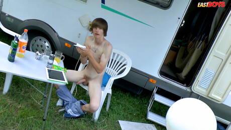 Der junge Tscheche Antony Carter spielt draußen mit seinem Schwanz