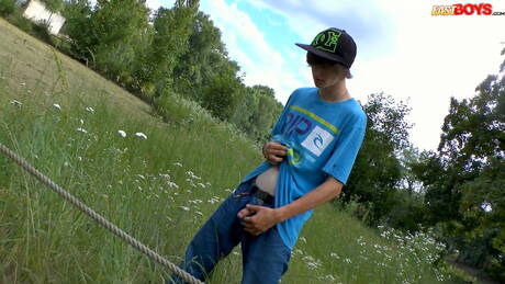 Der junge Tscheche Antony Carter spielt draußen mit seinem Schwanz