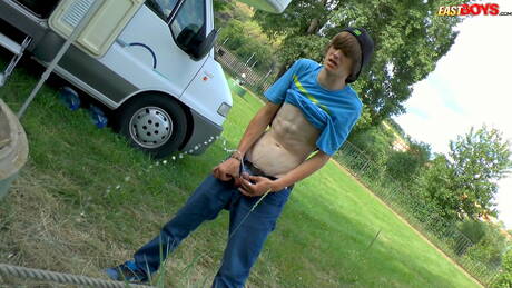 Der junge Tscheche Antony Carter spielt draußen mit seinem Schwanz