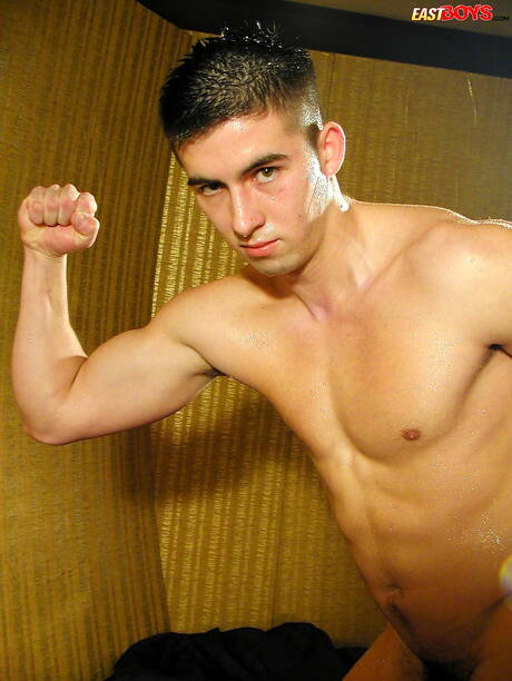 猛男德魯戲弄他的雞巴