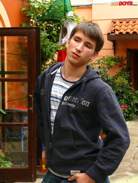 야외에서 옷을 벗는 육감적인 에이단