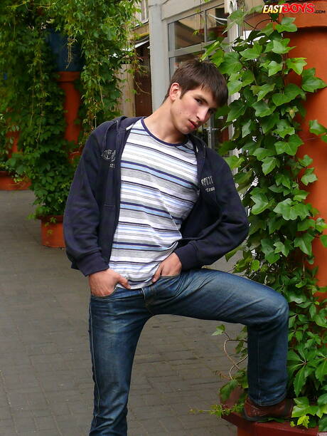 健壯的艾丹在戶外脫衣服