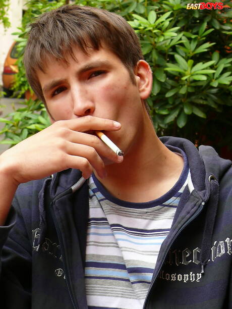 健壯的艾丹在戶外脫衣服