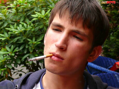 健壯的艾丹在戶外脫衣服