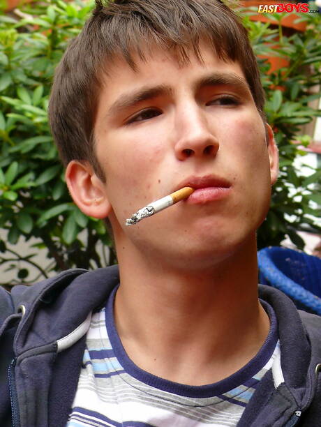 健壯的艾丹在戶外脫衣服