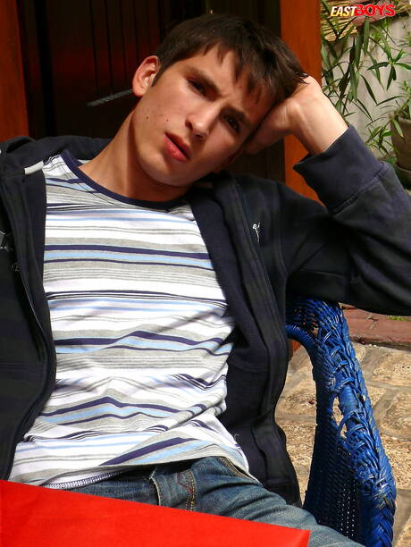 健壯的艾丹在戶外脫衣服