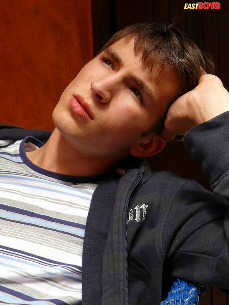 健壯的艾丹在戶外脫衣服