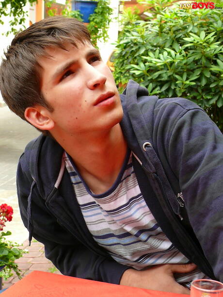 健壯的艾丹在戶外脫衣服