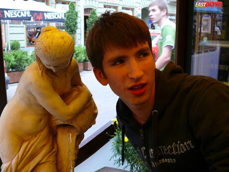 健壯的艾丹在戶外脫衣服